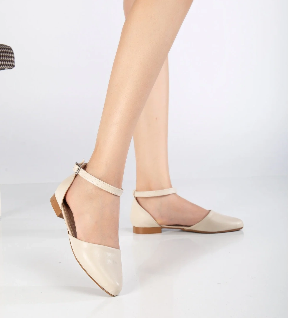 Tonny Black Kadın Beyaz Bej Bilekten Bağlamalı Tokalı Babet model görseli