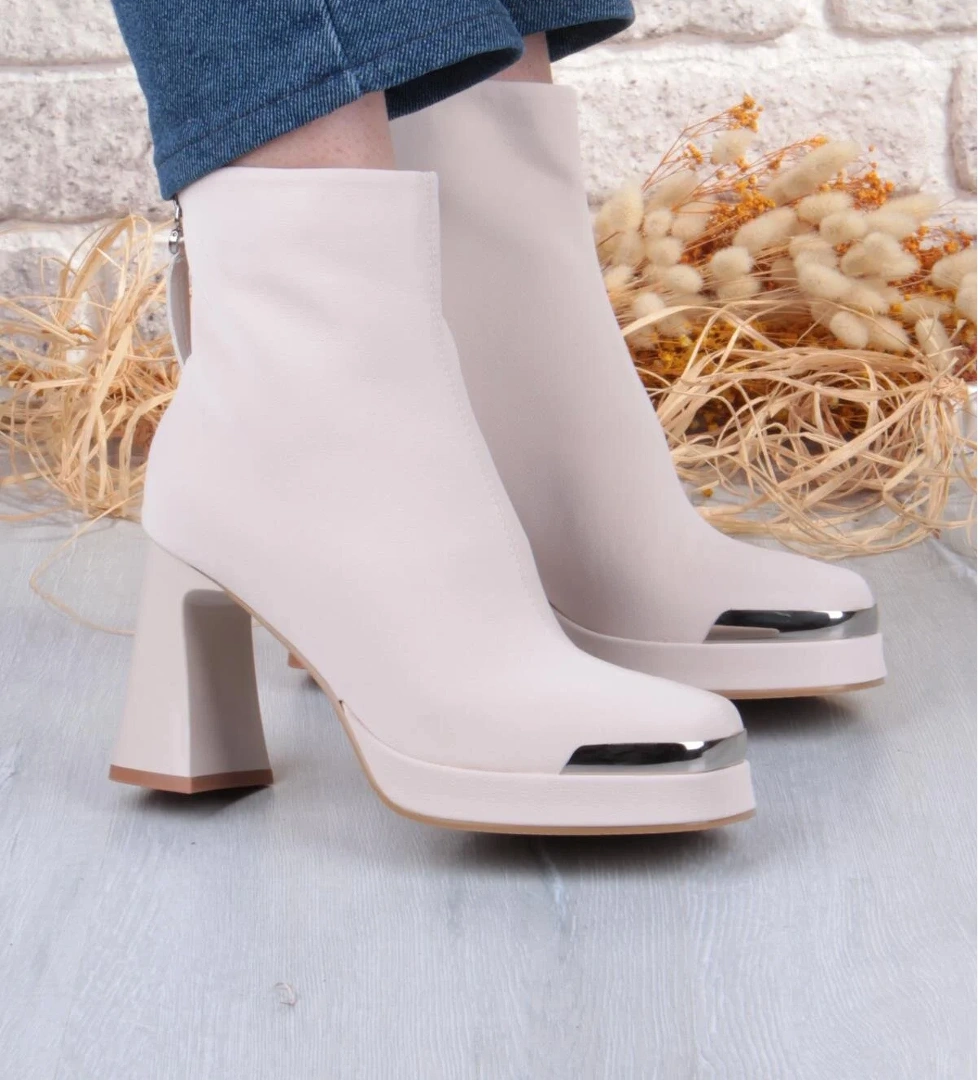 Guja 25k414-2 Kalın Topuklu Kut Burun Arka Kısımdan Fermuarlı Kadın Bot model görseli