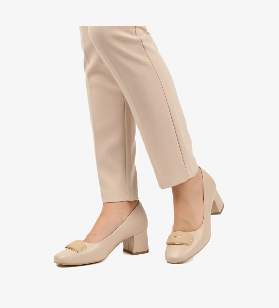 A Spor Aspor Bej Siyah Kadın Topuklu Ayakkabı model görseli