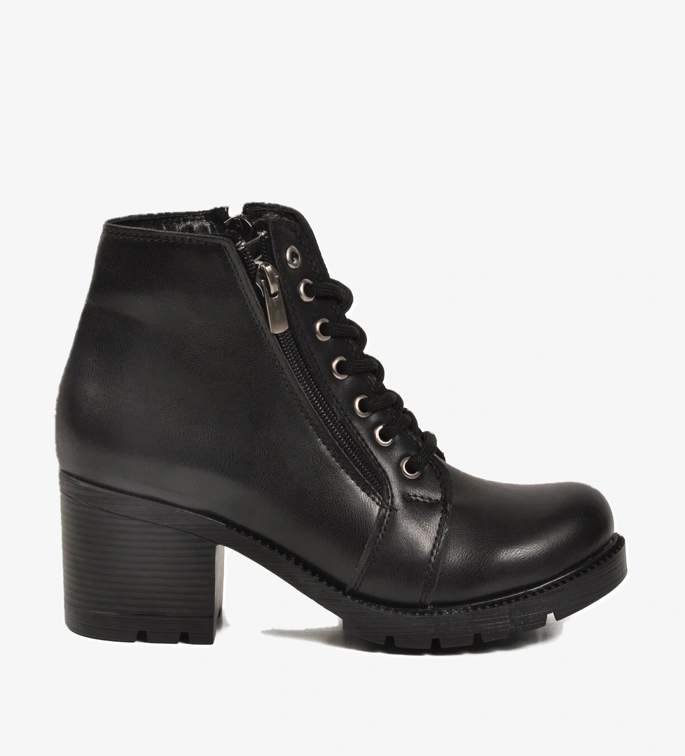 A Spor Aspor Siyah Bağcıklı Fermuarlı Kadın Topuklu Bot model görseli