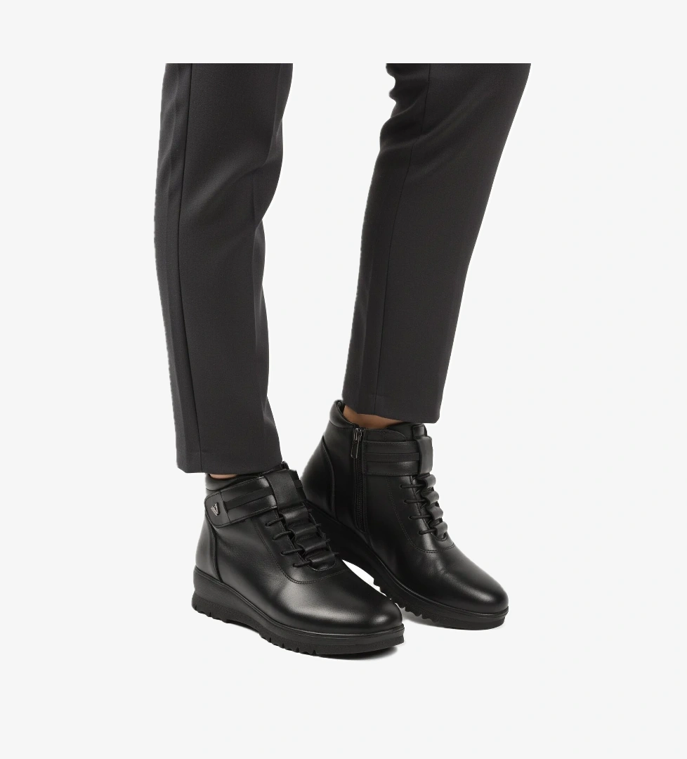 Voyager Siyah Hakiki Deri Fermuarlı Kadın Düz Bot model görseli