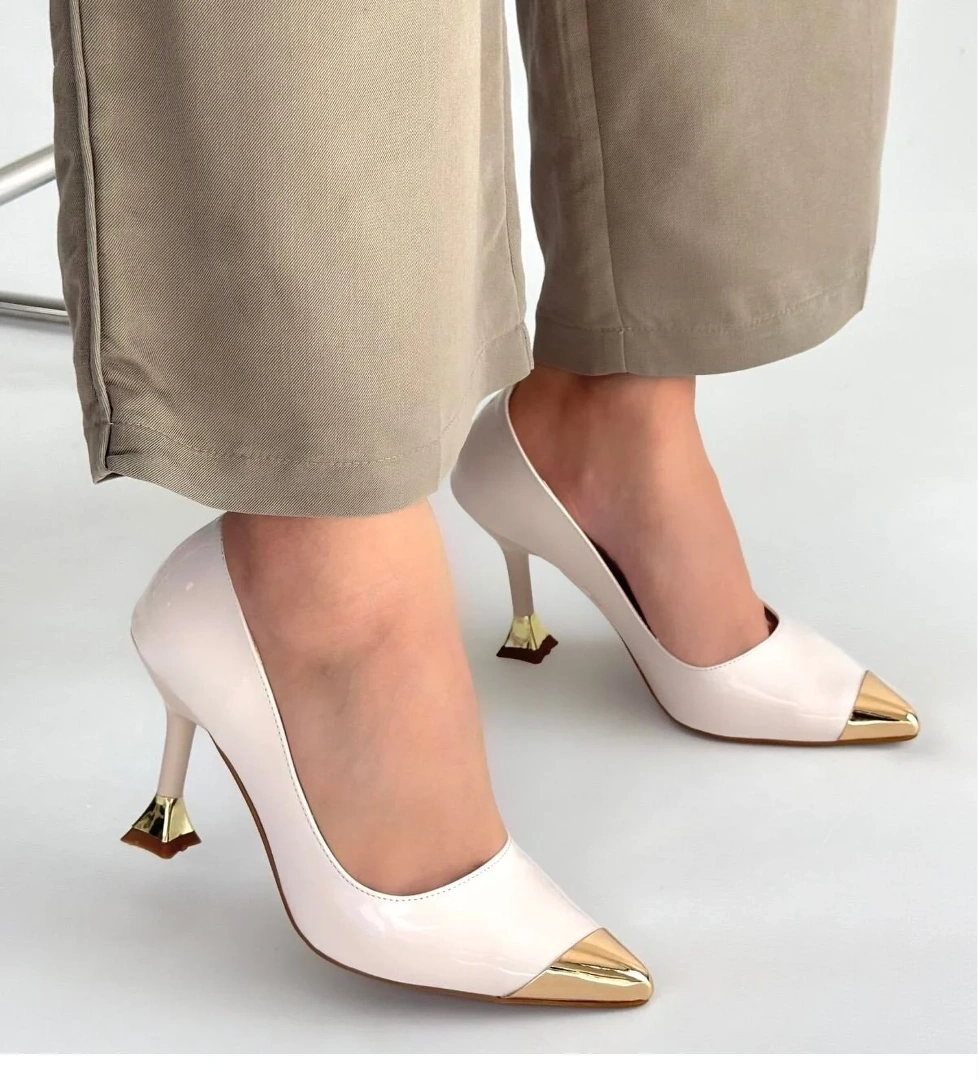 Pabucmarketi Bej Siyah Rugan Kadın Topuklu Ayakkabı model görseli