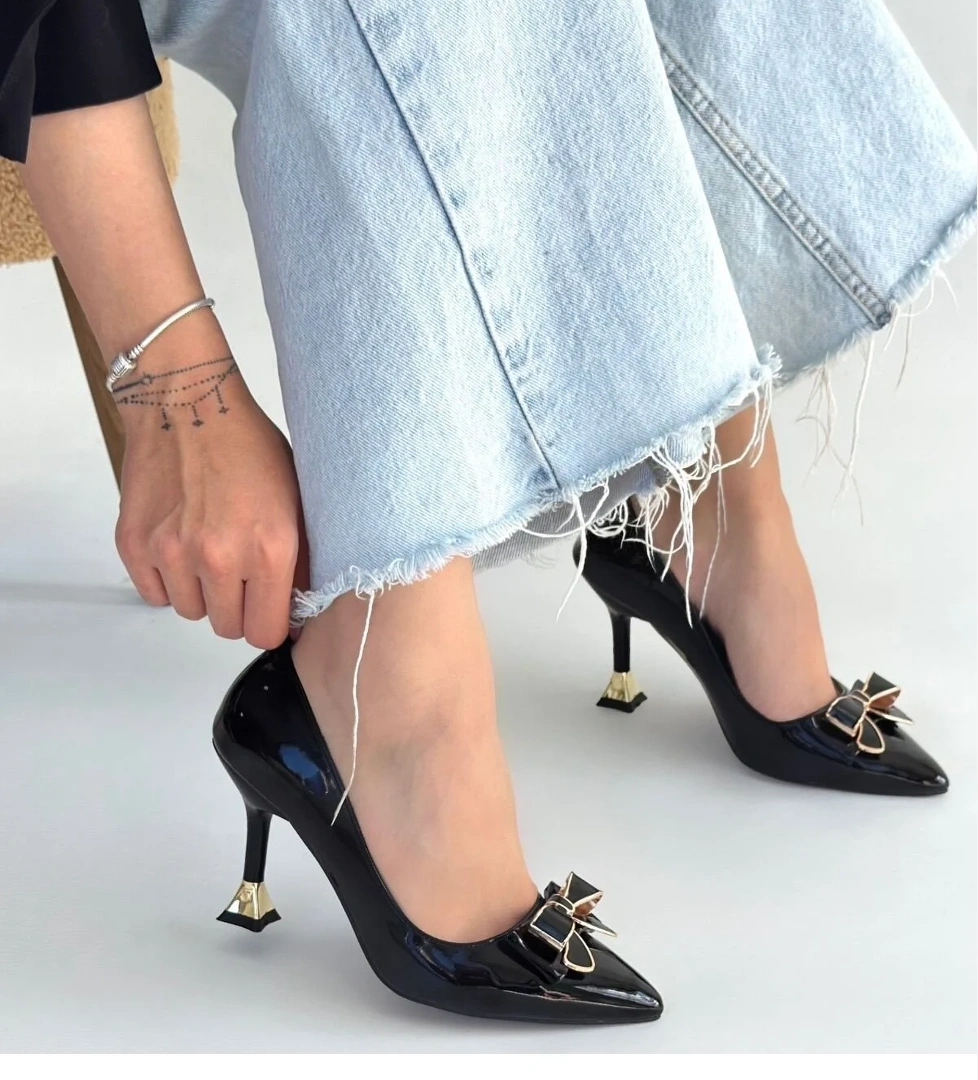 Pabucmarketi Bej Siyah Rugan Kadın Topuklu Ayakkabı model görseli