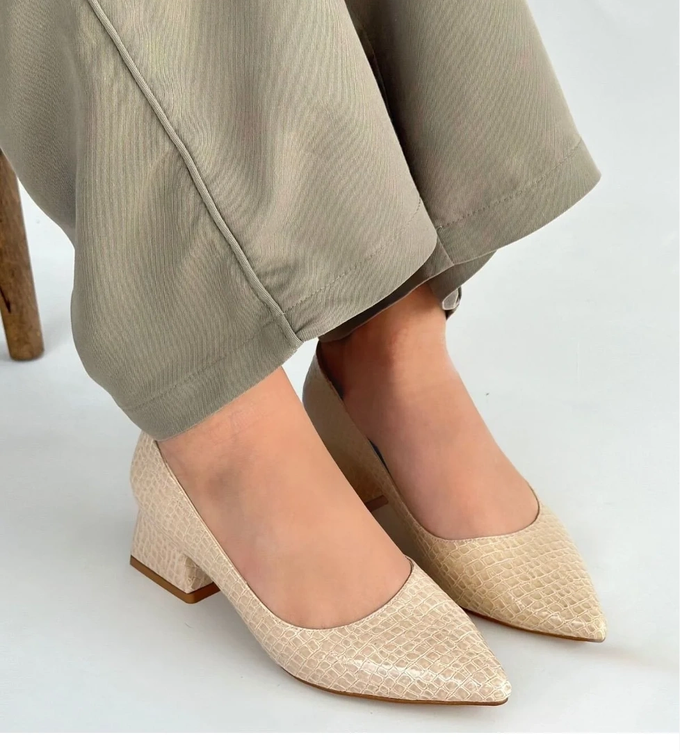 Pabucmarketi Bej Siyah Rugan Kadın Topuklu Ayakkabı model görseli