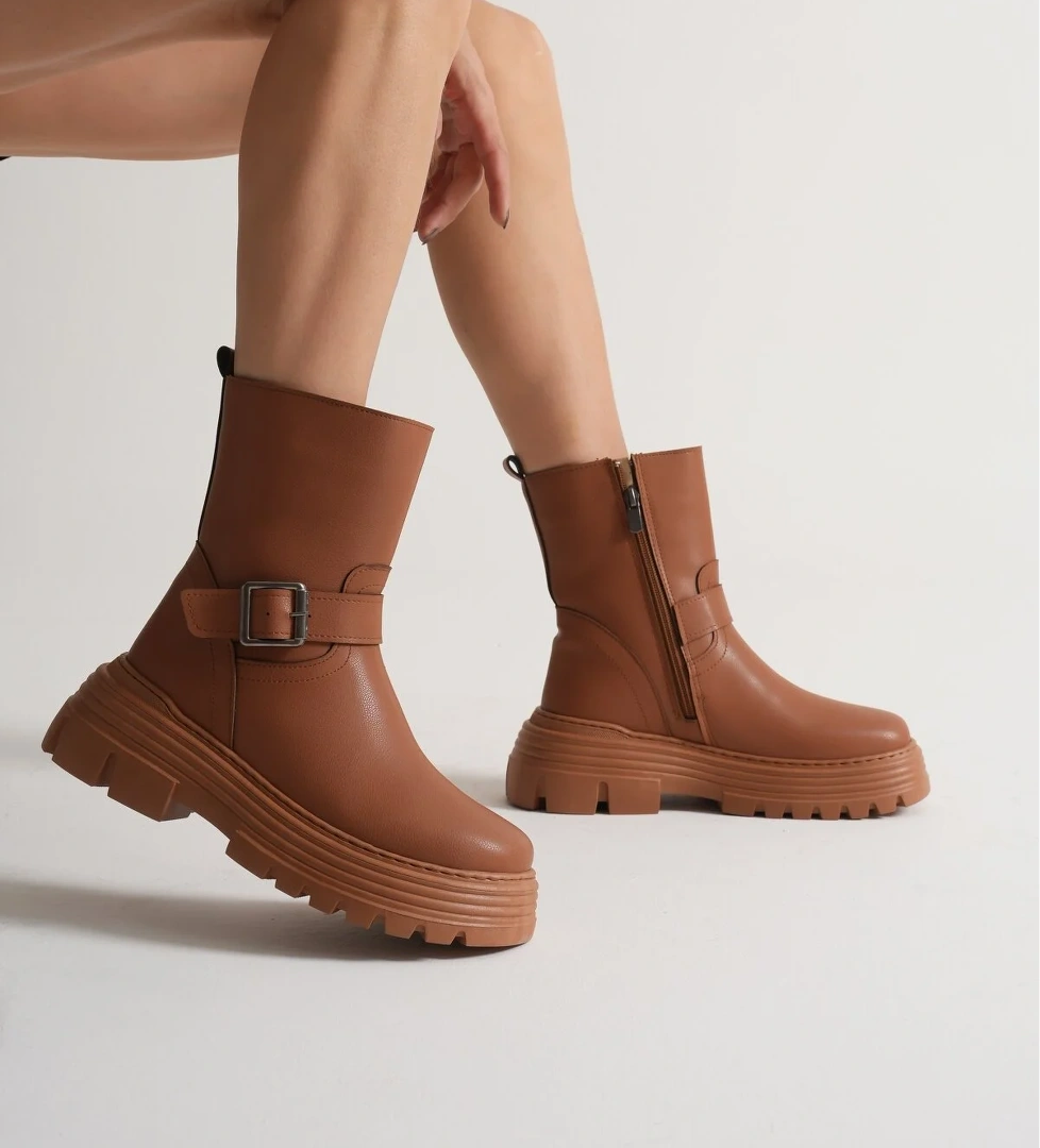 Tonny Black Tonny Black Kadın Taba Kalın EVA Taban Kemer Toka Detaylı Fermuarlı Bot Flo'da! Taba - 1. görsel