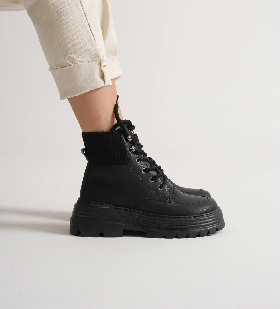 Kadın Siyah Kalın EVA Taban Boğazı Lastikli Bağcıklı Bot