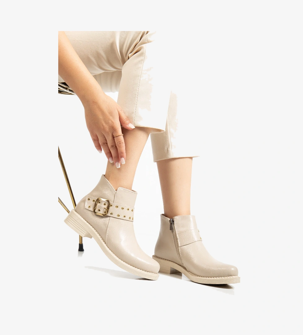 Tonny Black Kadın Bej Cilt Kalın Termo Taban Kemer Toka Detaylı Fermuarlı Bot model görseli