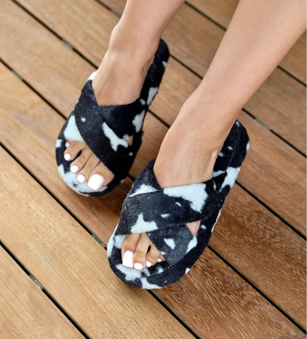 Tonny Black Kadın Siyah Vizon Desenli Peluş Çapraz Ev Terliği model görseli