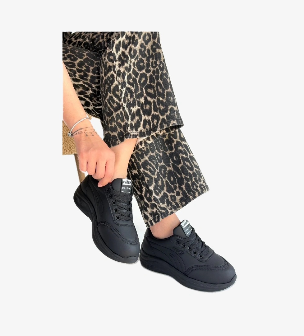 Siyah Bağcıklı Kadın Spor Ayakkabı