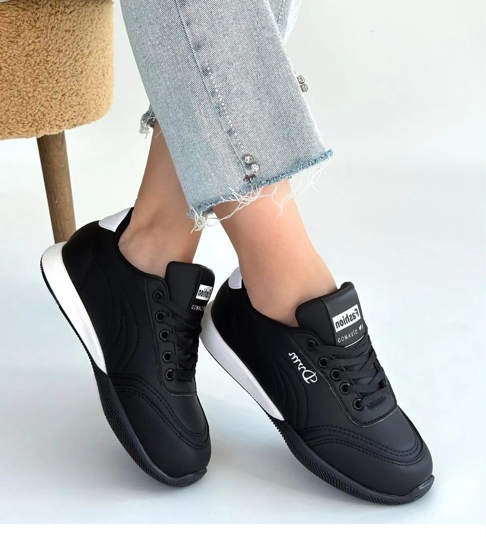 Siyah Bağcıklı Kadın Spor Ayakkabı