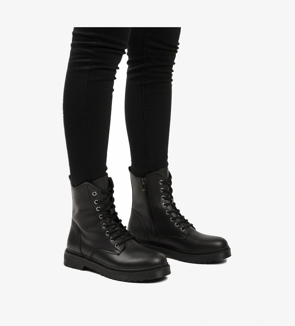 A Spor Aspor Siyah Kürklü Bağcıklı Fermuarlı Kadın Worker Bot model görseli