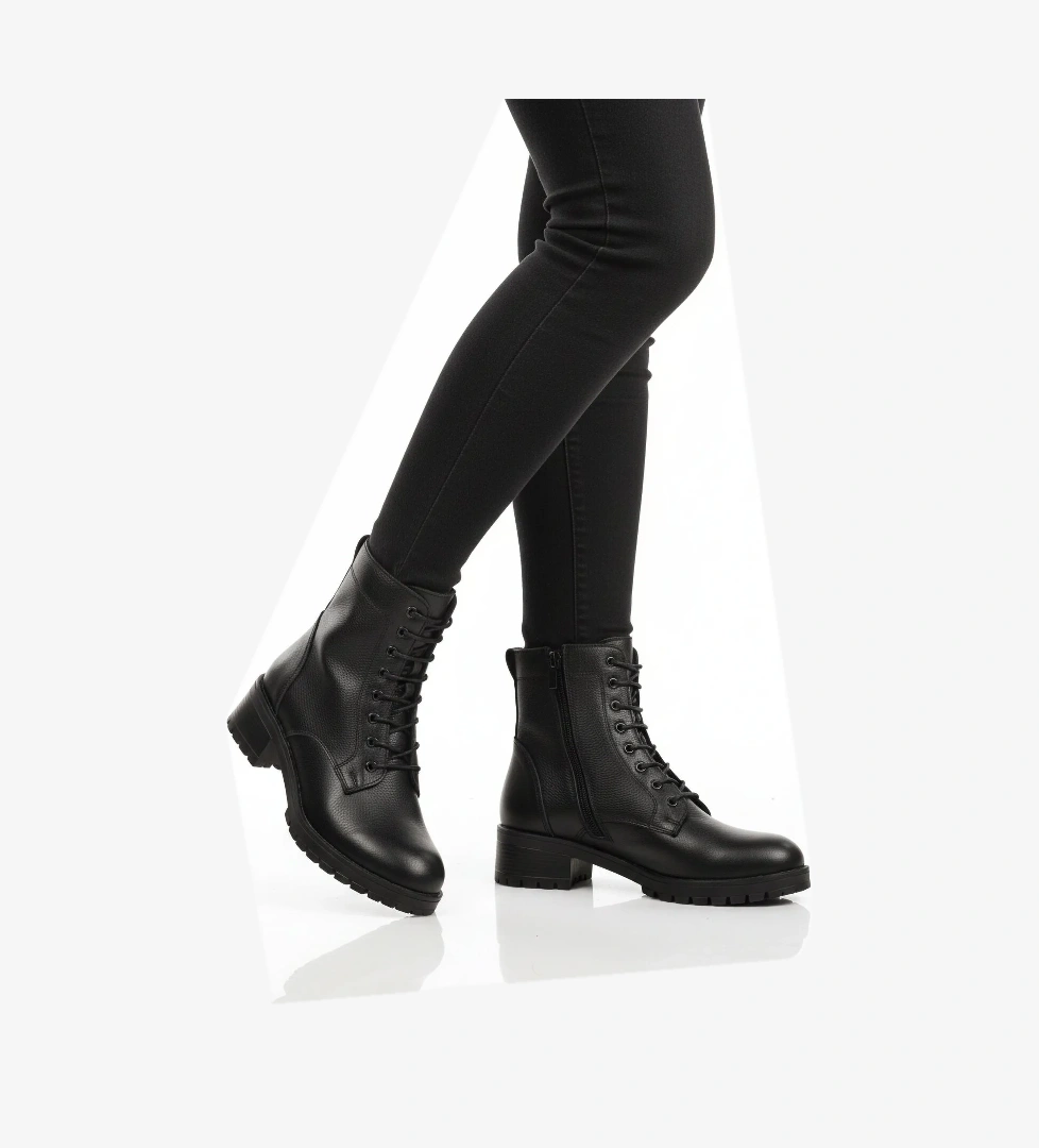 A Spor Aspor Siyah Kahve Hakiki Deri Fermuarlı Bağcık Detaylı Kadın Topuklu Bot model görseli