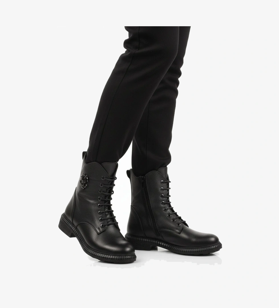 A Spor Aspor Siyah Hakiki Deri Fermuarlı Bağcık Detaylı Polarlı Kadın Topuklu Bot model görseli