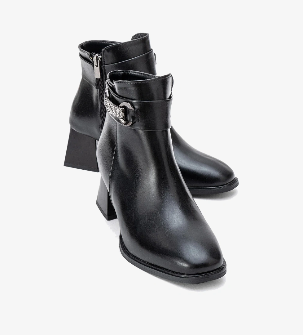 Taşlı Tokalı Küt Burunlu Topuklu Bot SİYAH CİLT