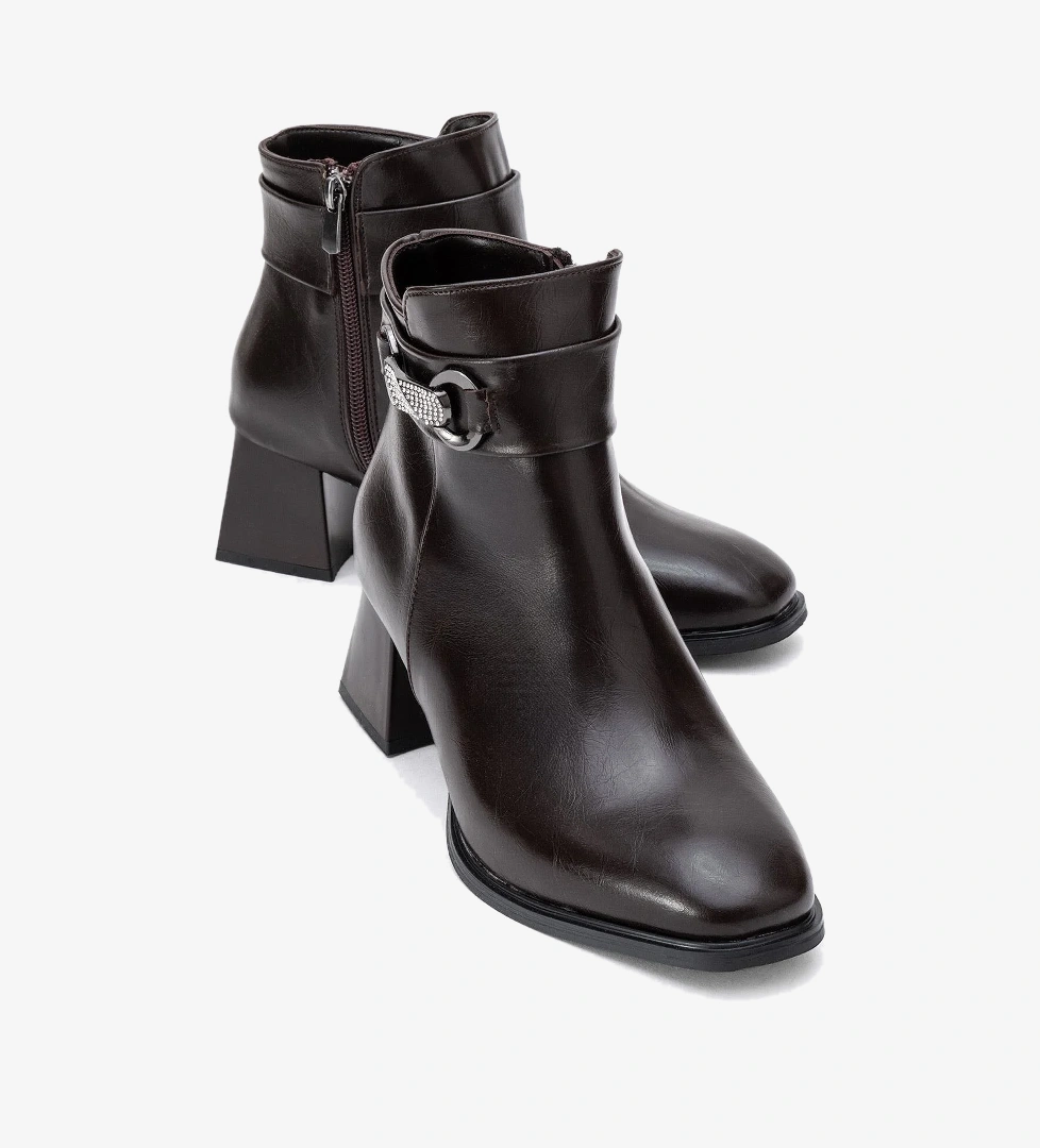 Ccway Taşlı Tokalı Küt Burunlu Topuklu Bot Si̇yah Kahve Ci̇lt model görseli