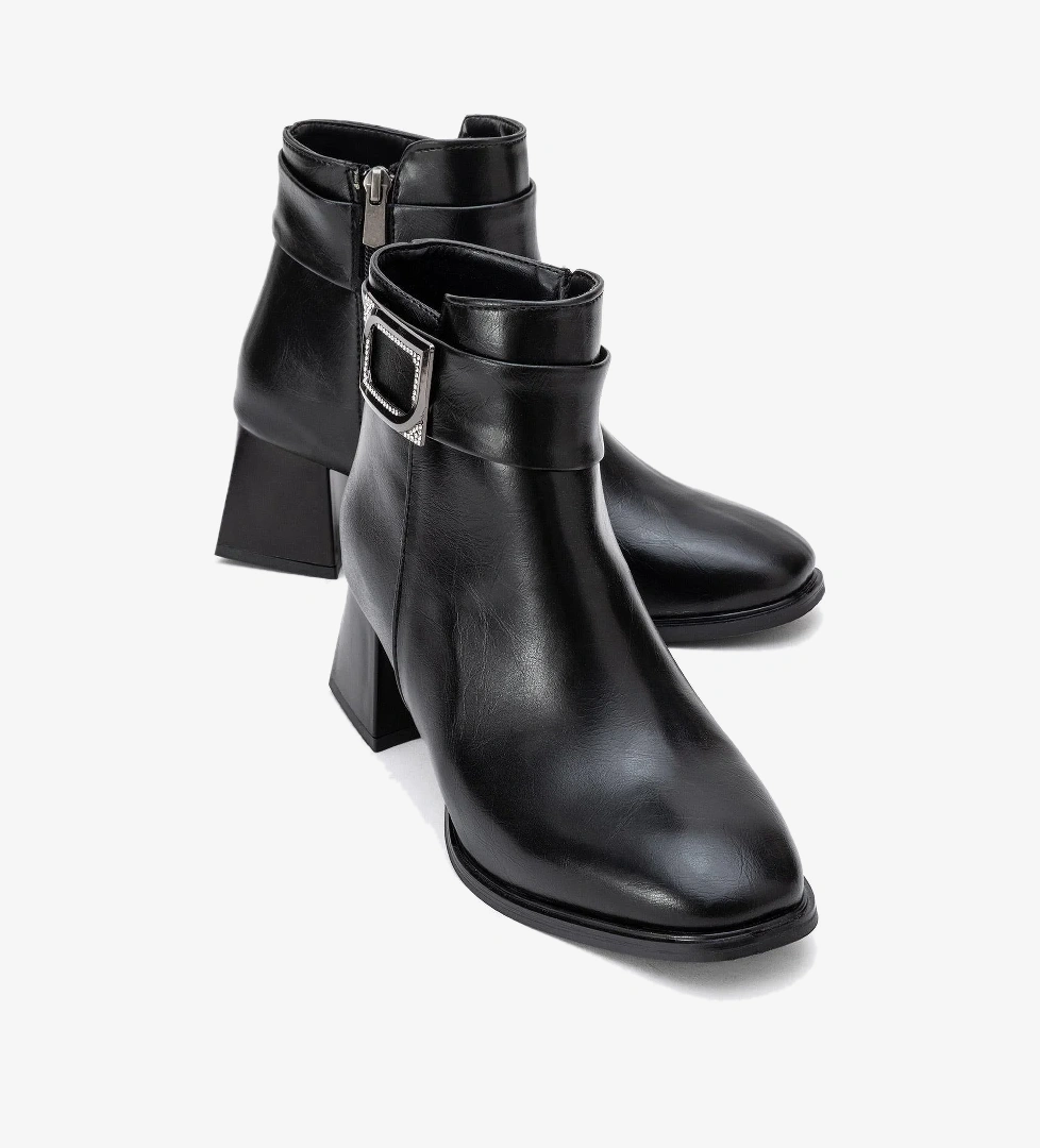 Sade Kare Tokalı Küt Burunlu Topuklu Bot SİYAH CİLT