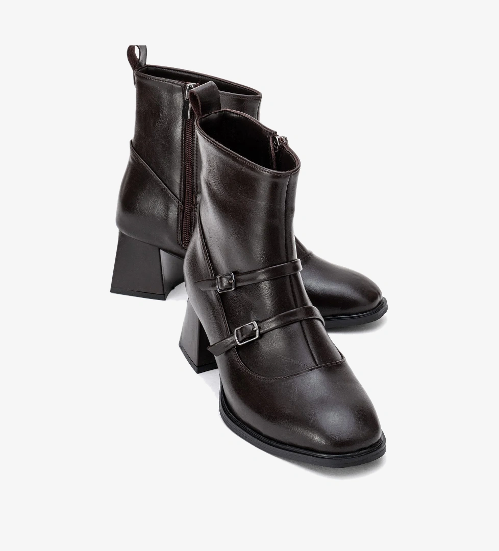 Sade Çift Tokalı Küt Burunlu Topuklu Bot KAHVE CİLT