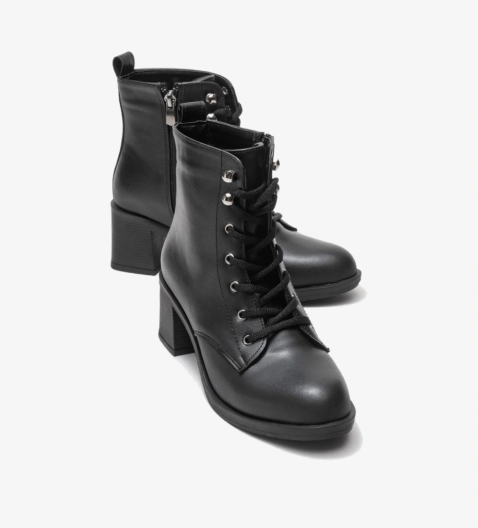 Ccway Kadın Topuklu Kancalı Bağcıklı Bot Ci̇lt model görseli