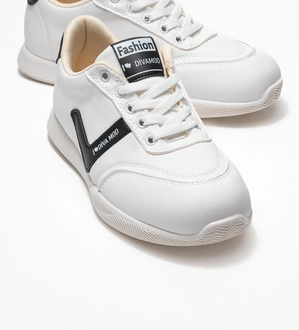 Bağcıklı Kadın Spor Ayakkabı; BEYAZ SİYAH