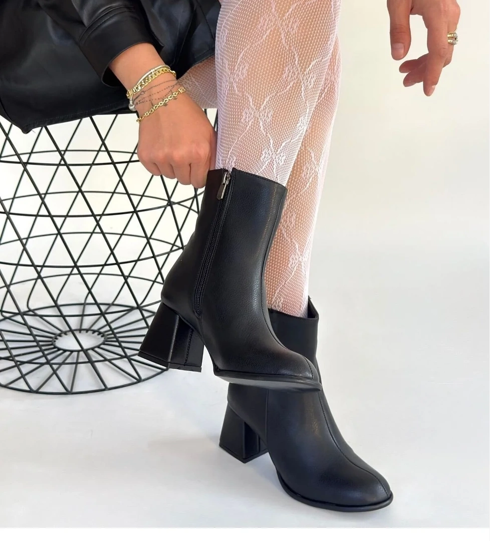 Siyah Fermuarlı Kadın Topuklu Bot