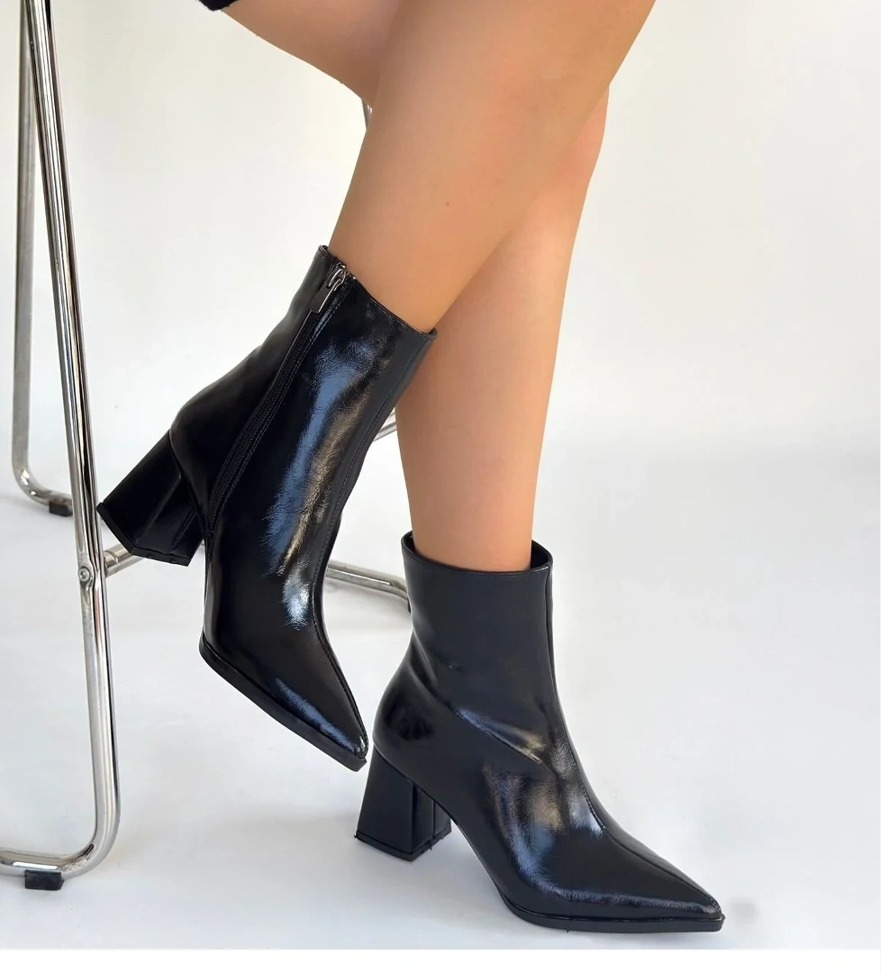 Siyah Rugan Fermuarlı Kadın Topuklu Bot