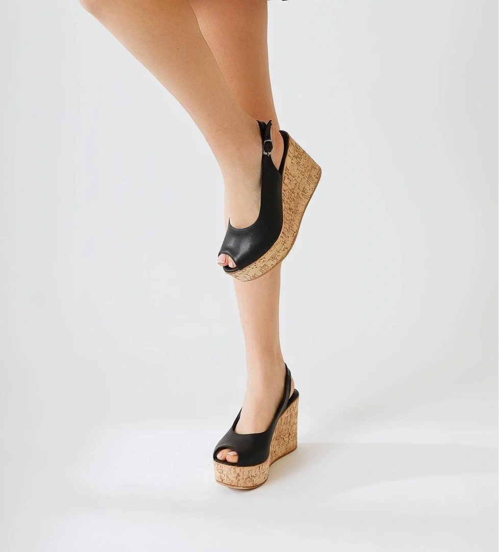 Limoya Siyah Rustik Taban Detayli Dolgu Topuklu Kadın Sandalet model görseli