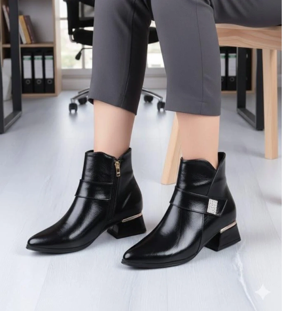 358-701 Toka Detaylı Burnu Sivri 3 Cm Kalın Topuk Fermuarlı Kadın Bot - Görsel 1