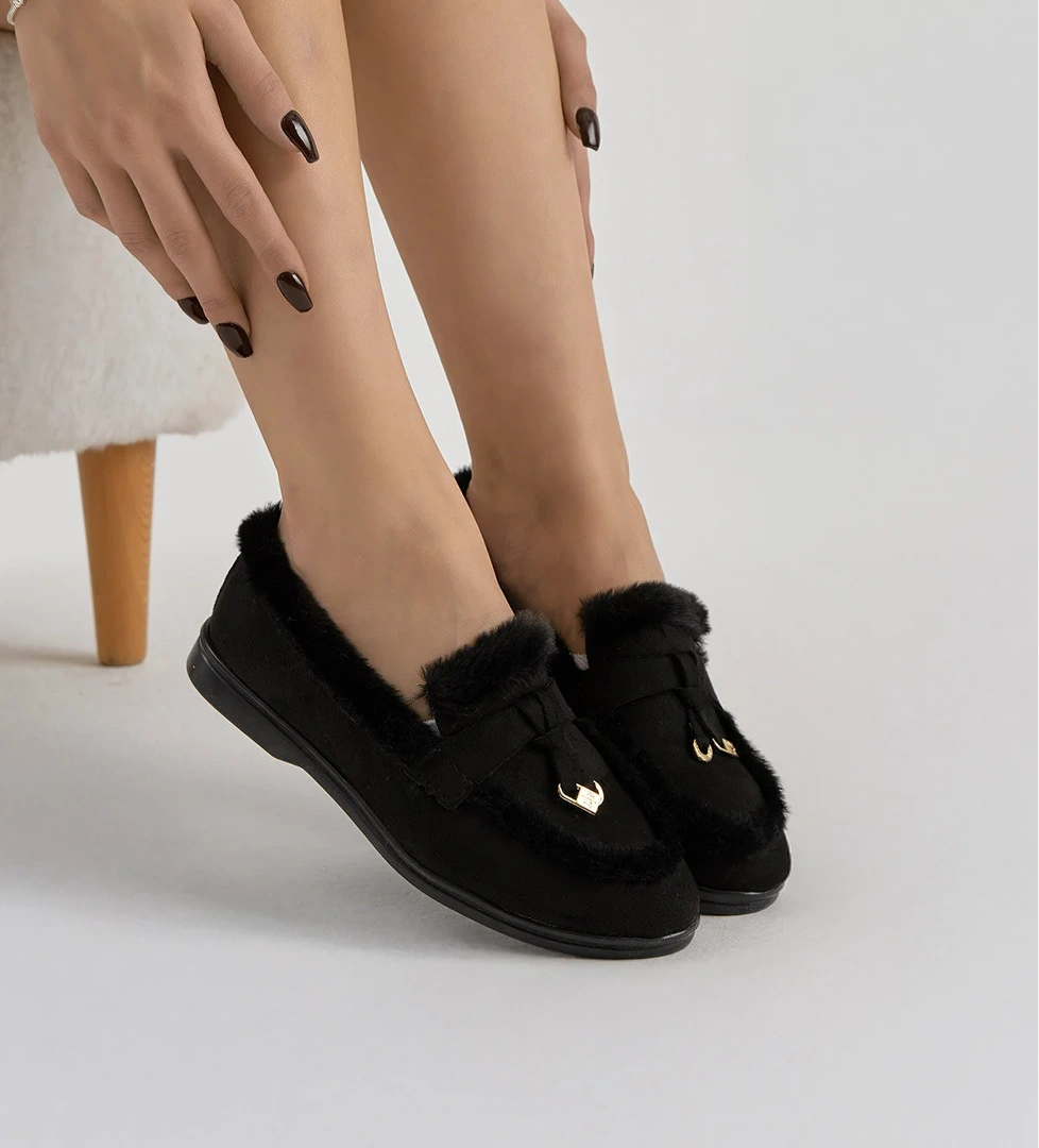 Tonny Black Kadın Siyah Termo Taban Kürk Detaylı Süet Görünümlü Tokalı Günlük Loafer Ayakkabı model görseli