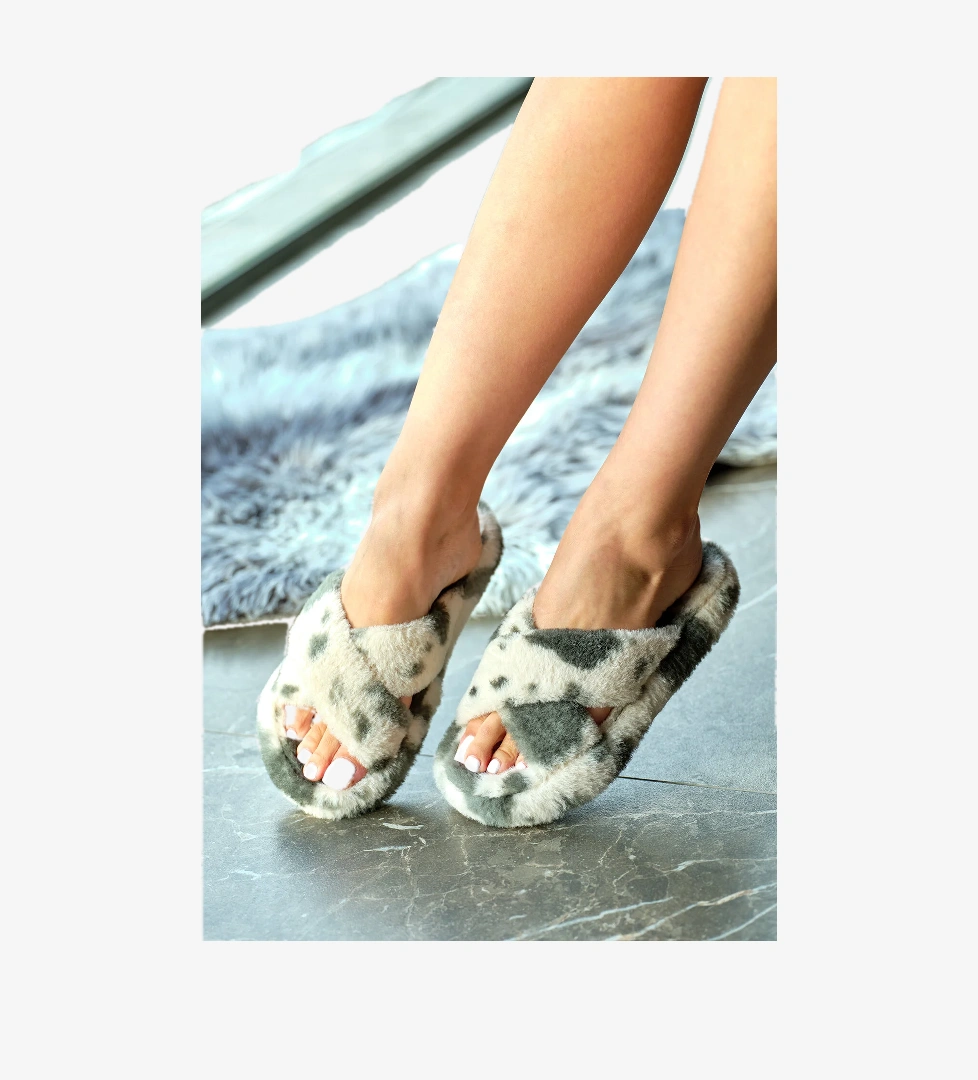 Tonny Black Kadın Vizon Siyah Desenli Peluş Çapraz Ev Terliği model görseli