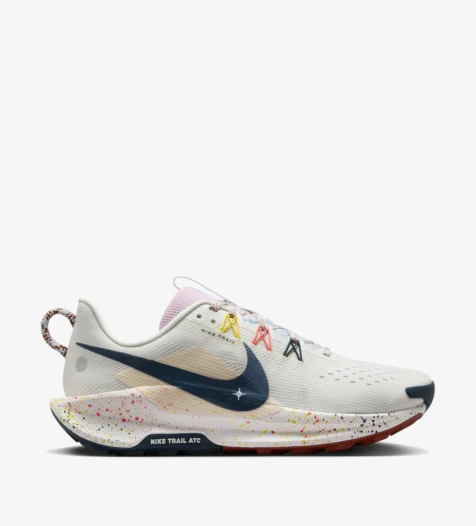 Nike Nike Pegasus Trail 5 Kadın Beyaz Koşu Ayakkabısı model görseli