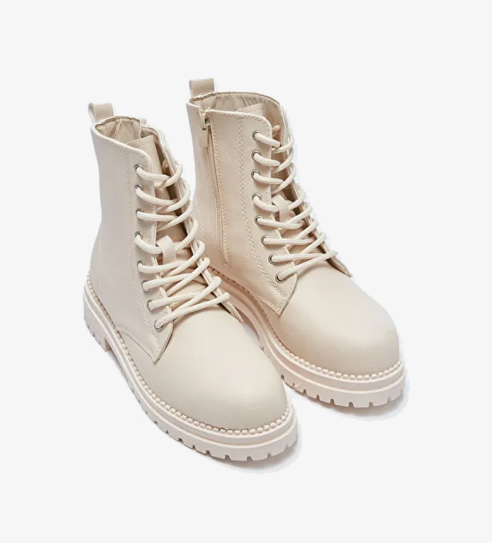 Deri Görünümlü Kadın Bot