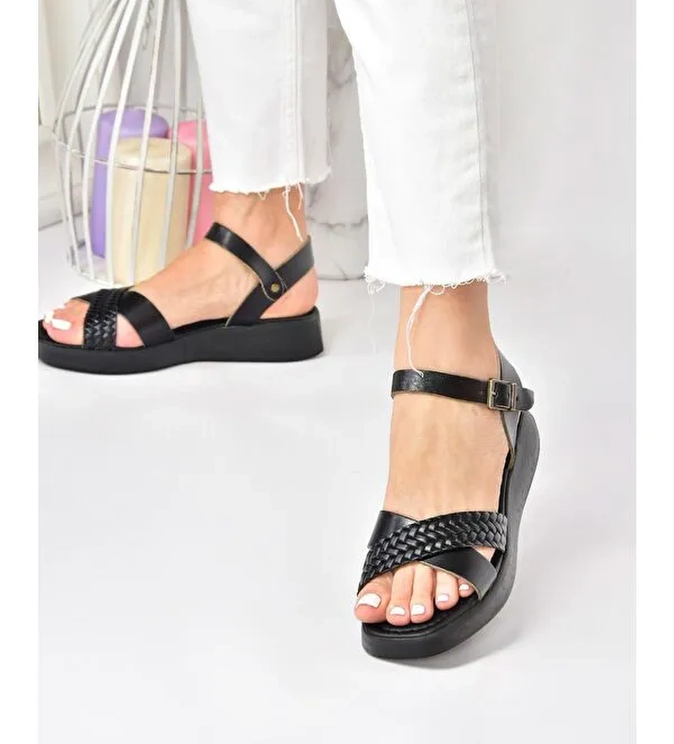 Fox Shoes Beyaz Siyah Hakiki Deri Çapraz Bantlı Günlük Kadın Sandalet M291031503 model görseli