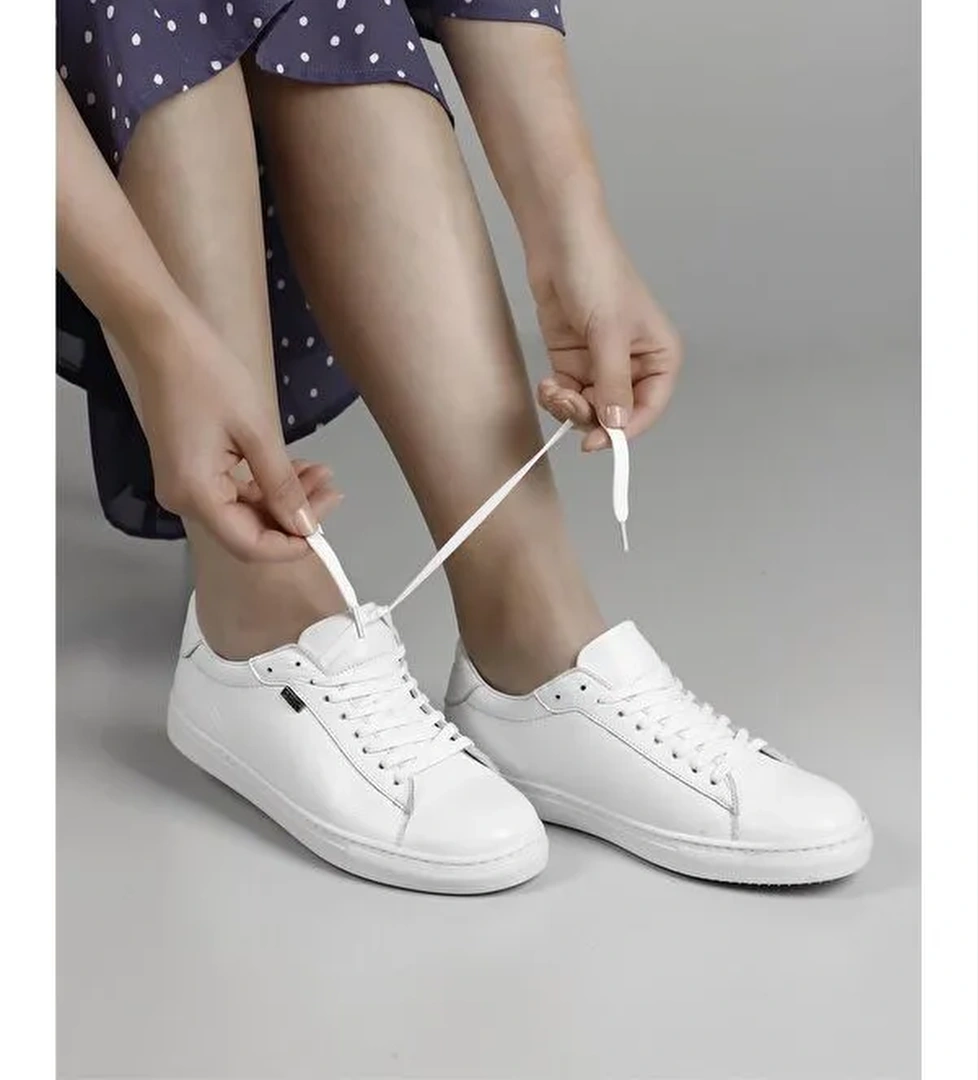 Gönderi̇(r) Hakiki Deri Yuvarlak Burun Bağcıklı Kadın Sneaker 24237 model görseli