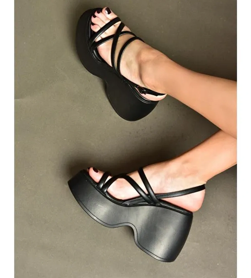 P973090409 Siyah Dolgu Taban Kadın Ayakkabı