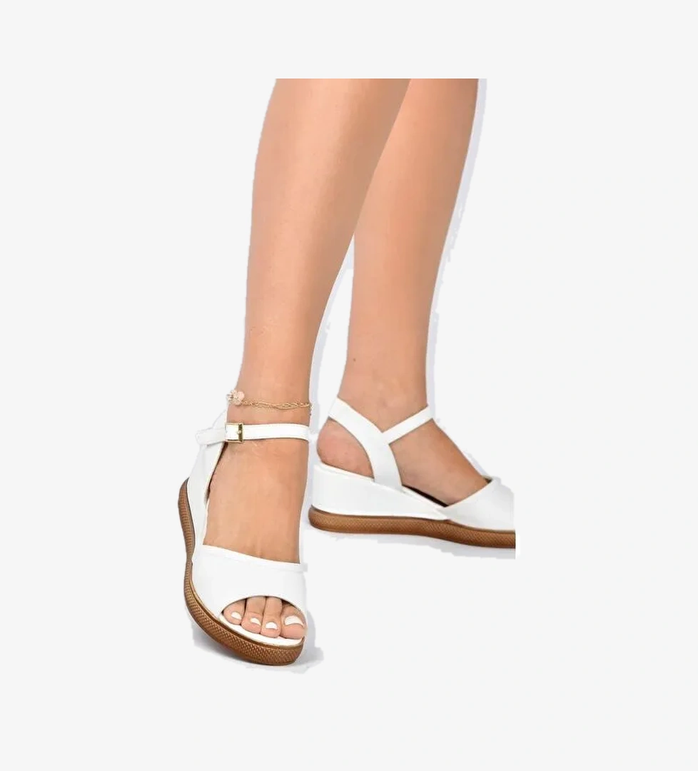 Fox Shoes K674605409 Beyaz Siyah Dolgu Taban Kadın Ayakkabı model görseli