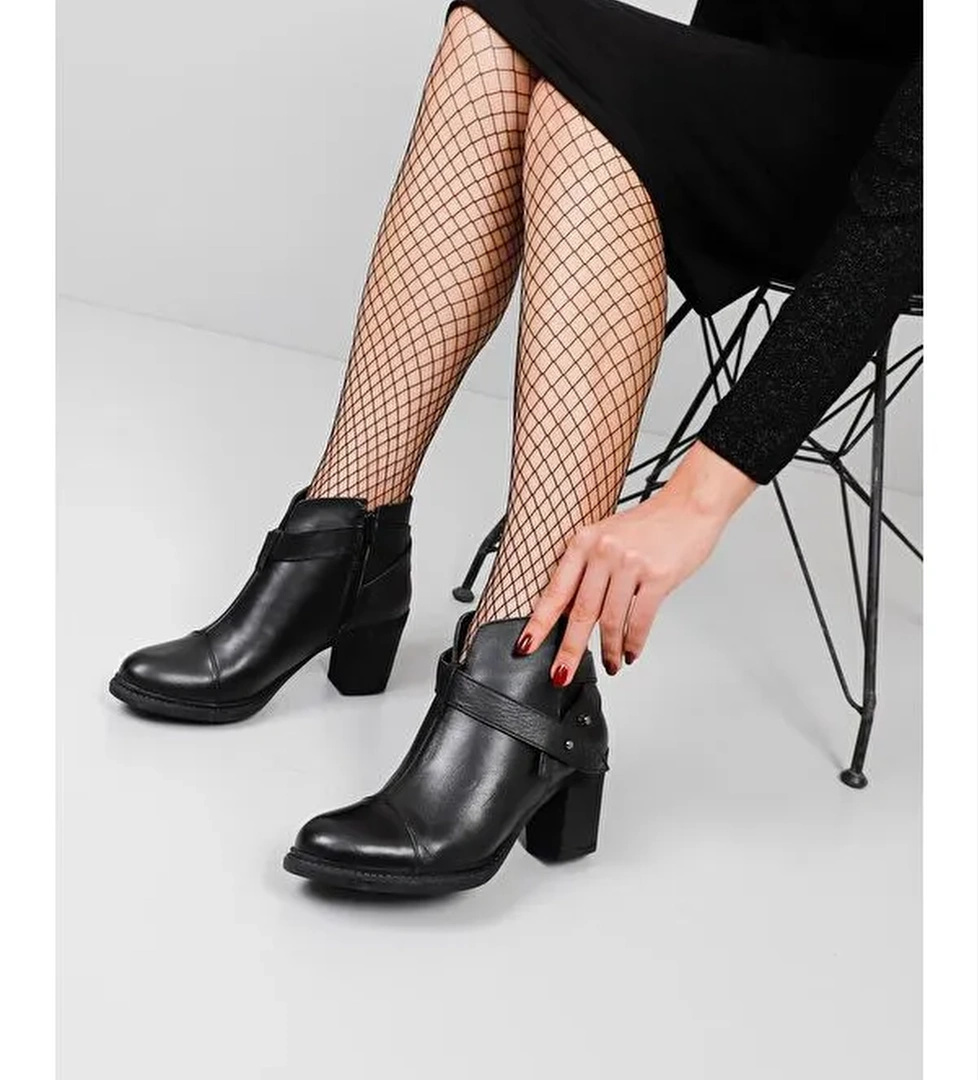 Gönderi̇(r) Kadın Siyah Fermuarlı Kalın Topuklu Bot model görseli