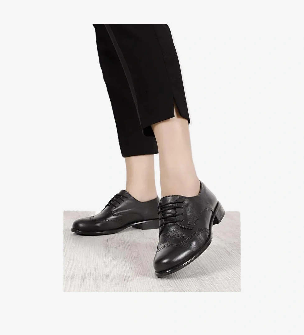 Gönderi̇(r) Hakiki Deri Yuvarlak Bağcıklı Zımbalı Kadın Ayakkabı 24194 model görseli