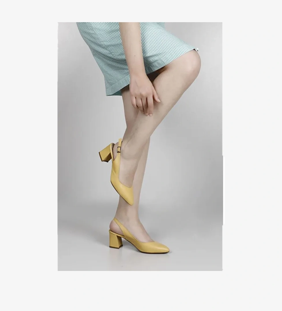 HARDAL SARI Hakiki Deri Sivri Burun Orta Kalın Topuklu Arkası Açık Kadın Yazlık Ayakkabı 24118 - Görsel 1