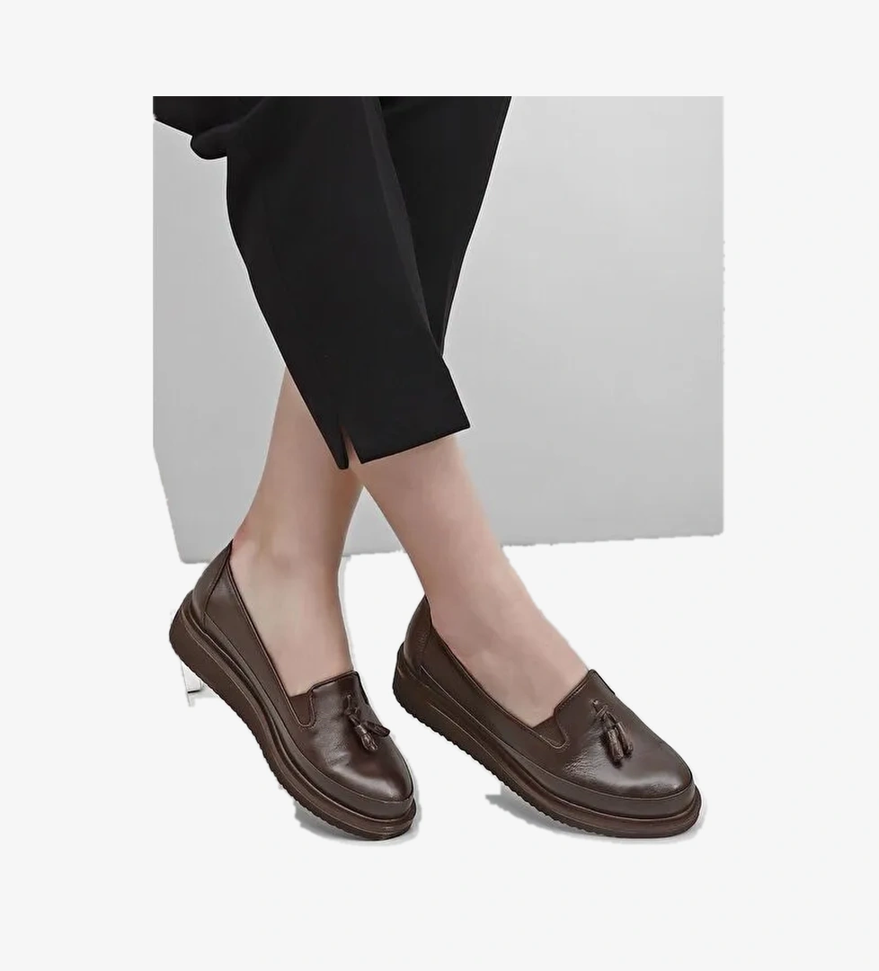 KAHVERENGİ Gön Hakiki Deri Yuvarlak Burun Dolgu Taban Püsküllü Kadın Günlük Ayakkabı 24142