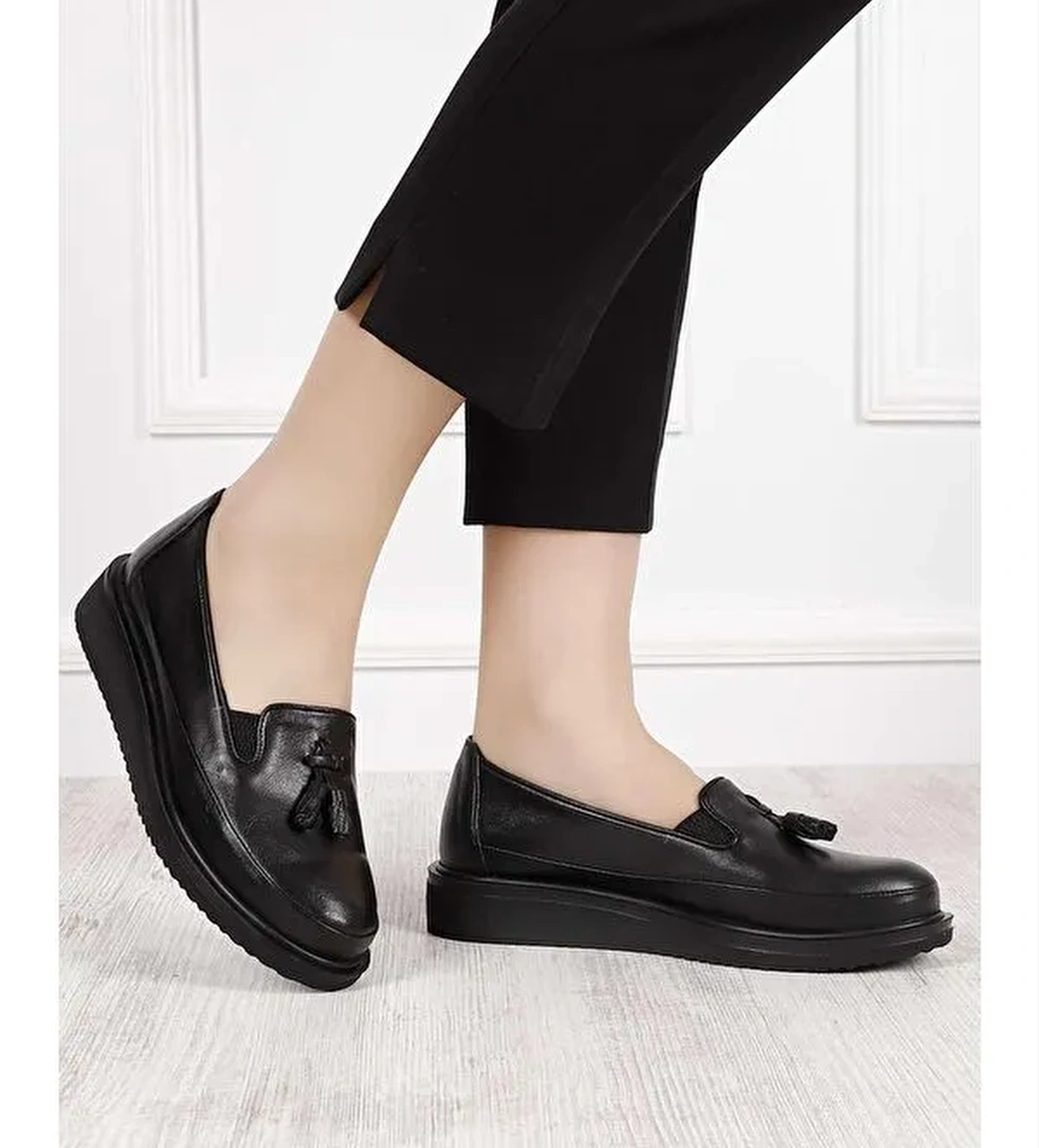 SİYAH Gön Hakiki Deri Yuvarlak Burun Dolgu Taban Püsküllü Kadın Günlük Ayakkabı 24142
