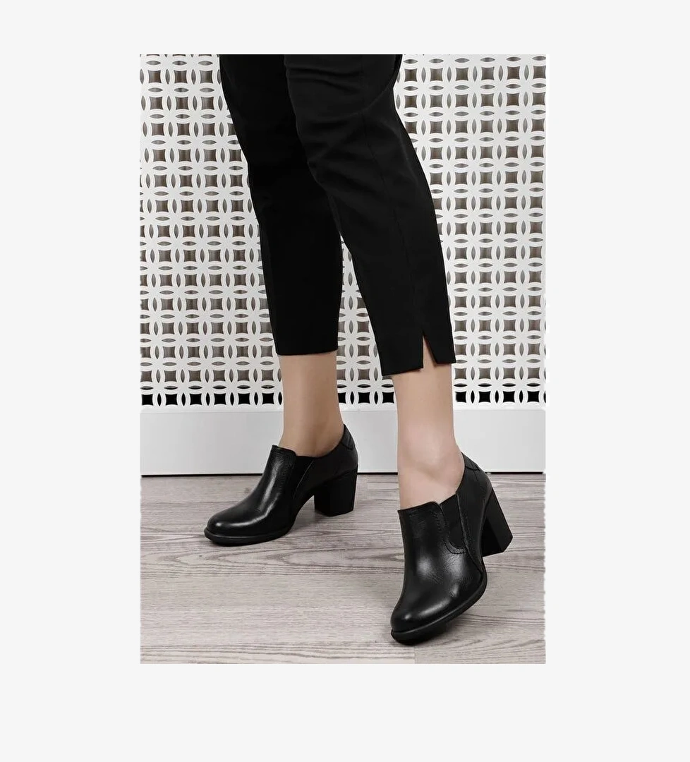 SİYAH Hakiki Deri Yuvarlak Burun Kalın Orta Topuklu Kauçuk Taban Lastikli Kadın Ayakkabı 24038