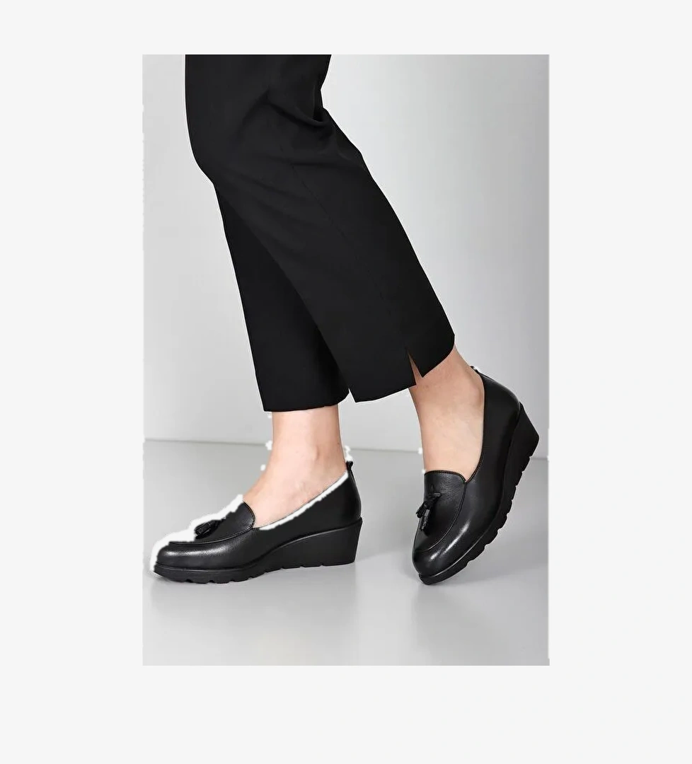 SİYAH Hakiki Deri Yuvarlak Burun Dolgu Taban Püsküllü Kadın Günlük Ayakkabı 24102 - Görsel 1