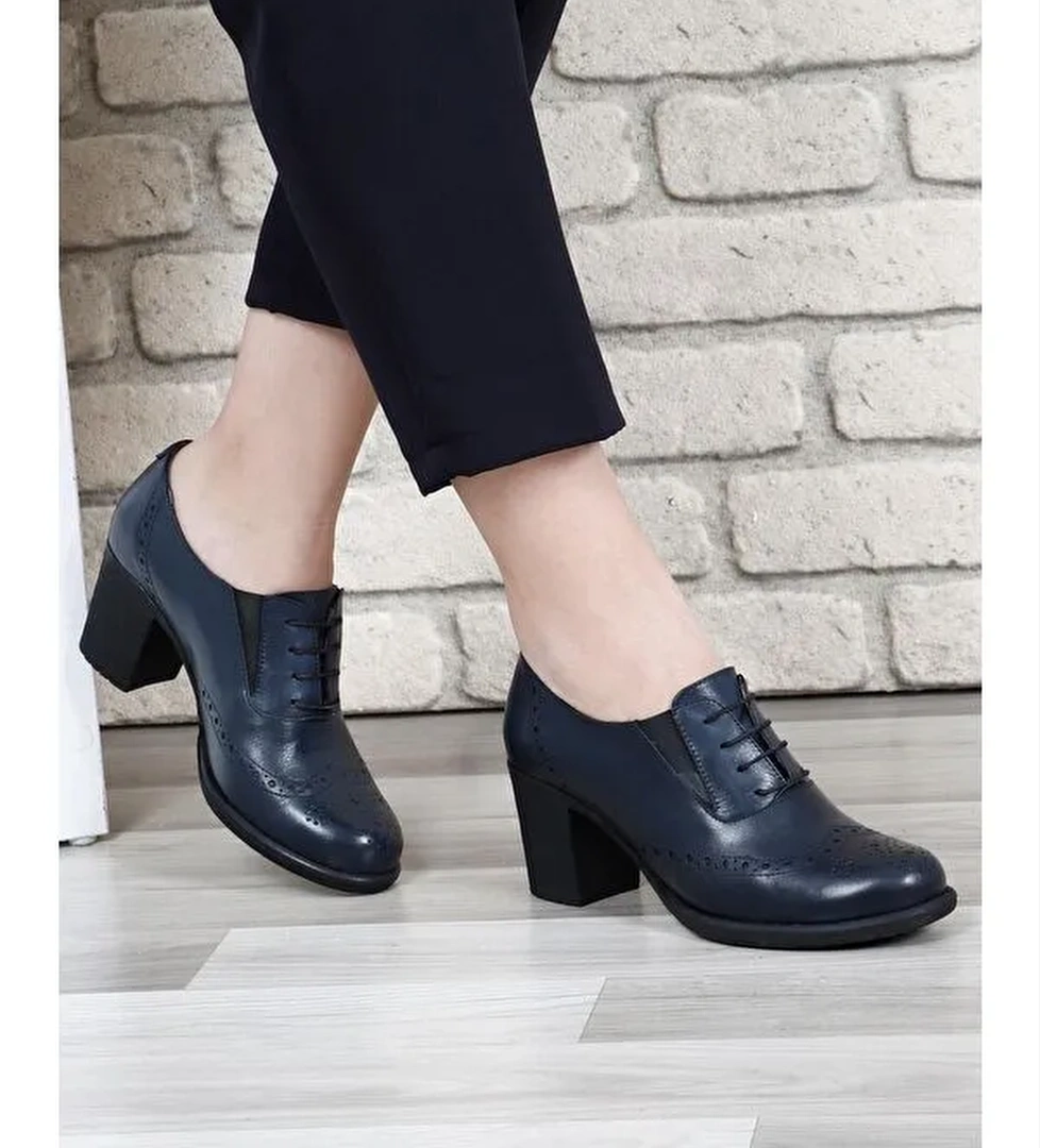 Gönderi̇(r) Hakiki Deri Yuvarlak Burun Kalın Orta Topuklu Kauçuk Taban Bağcıklı Kadın Ayakkabı 24040 model görseli