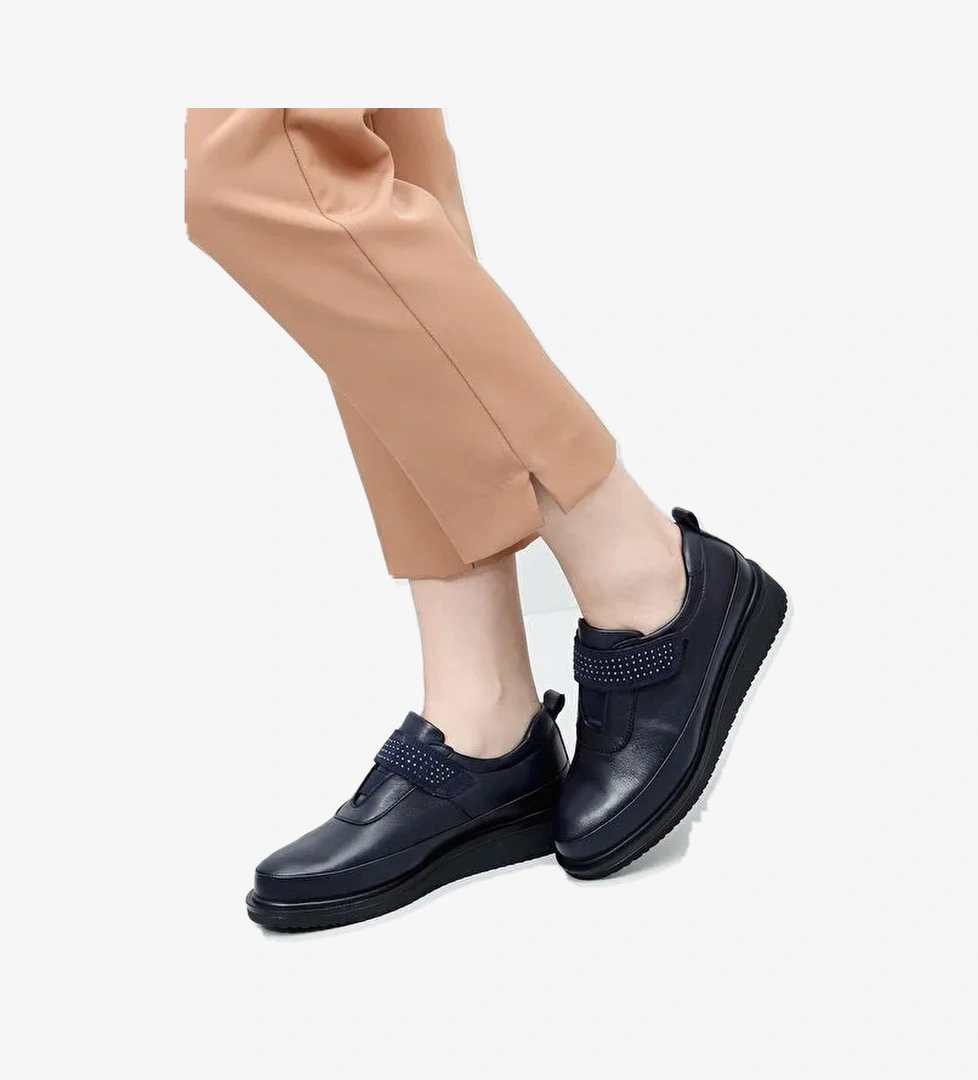 LACİVERT Hakiki Deri Yuvarlak Burun Dolgu Taban Taş Detaylı Kadın Ayakkabı 24145 - Görsel 1