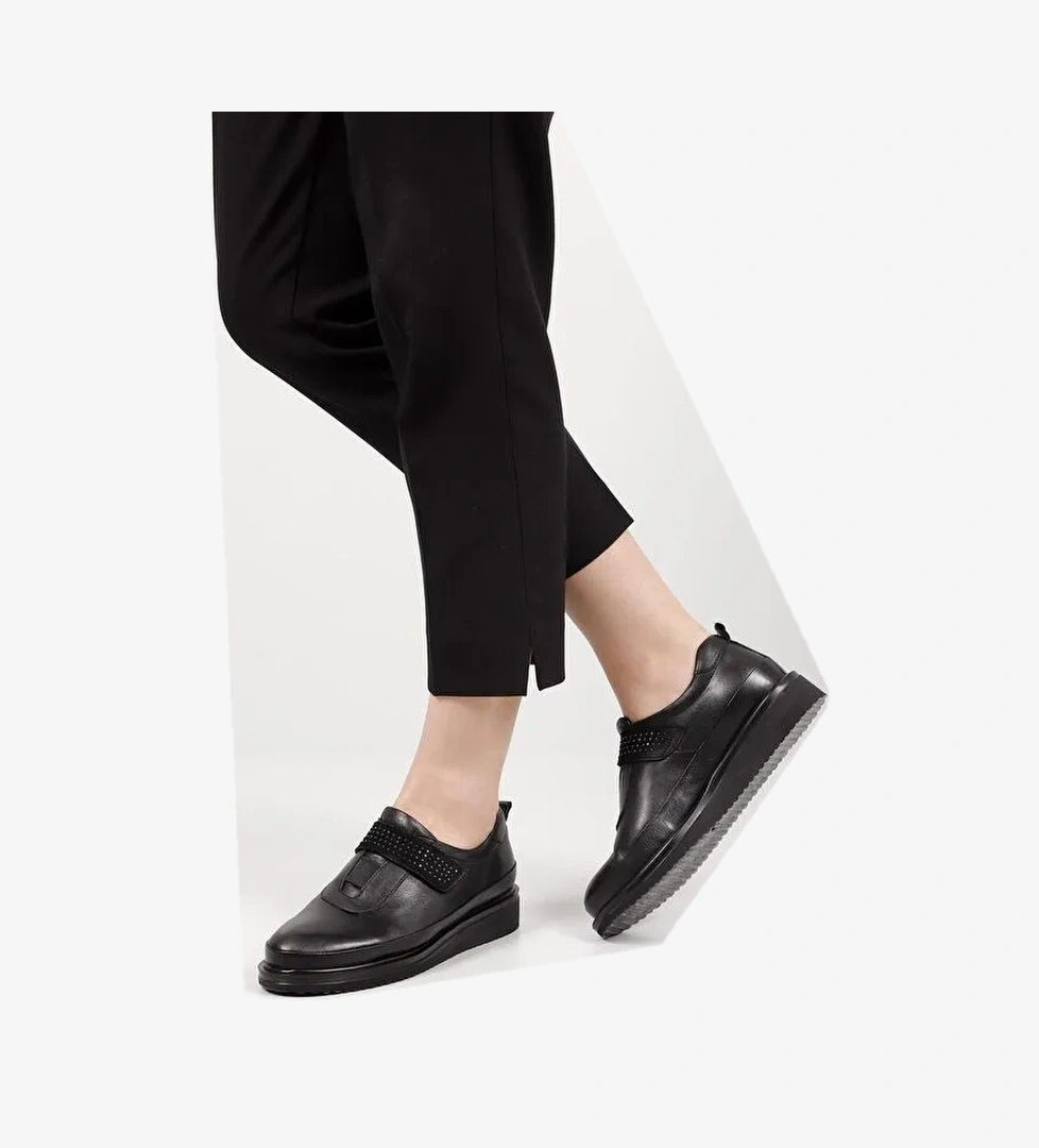 SİYAH Hakiki Deri Yuvarlak Burun Dolgu Taban Taş Detaylı Kadın Ayakkabı 24145 - Görsel 1