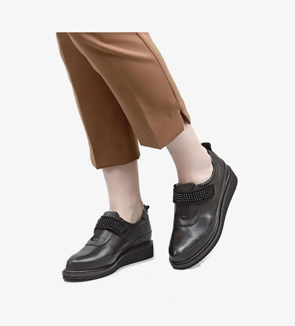 KAHVERENGİ Hakiki Deri Yuvarlak Burun Dolgu Taban Taş Detaylı Kadın Ayakkabı 24145