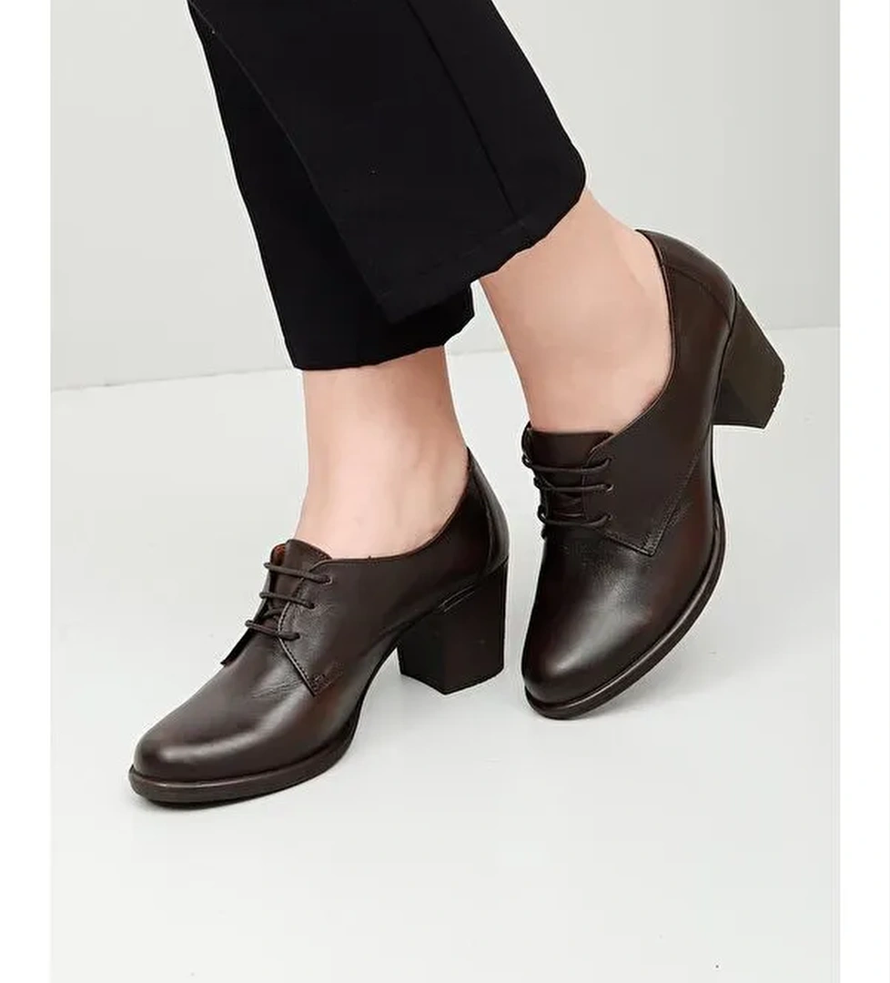 KAHVERENGİ Hakiki Deri Yuvarlak Burun Orta Topuklu Kauçuk Taban Bağcıklı Kadın Ayakkabı 24135