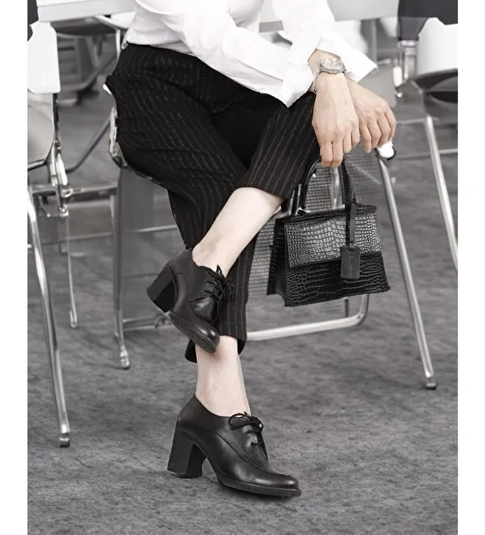 SİYAH Hakiki Deri Yuvarlak Burun Kalın Orta Topuklu Kauçuk Taban Bağcıklı Kadın Ayakkabı 24071