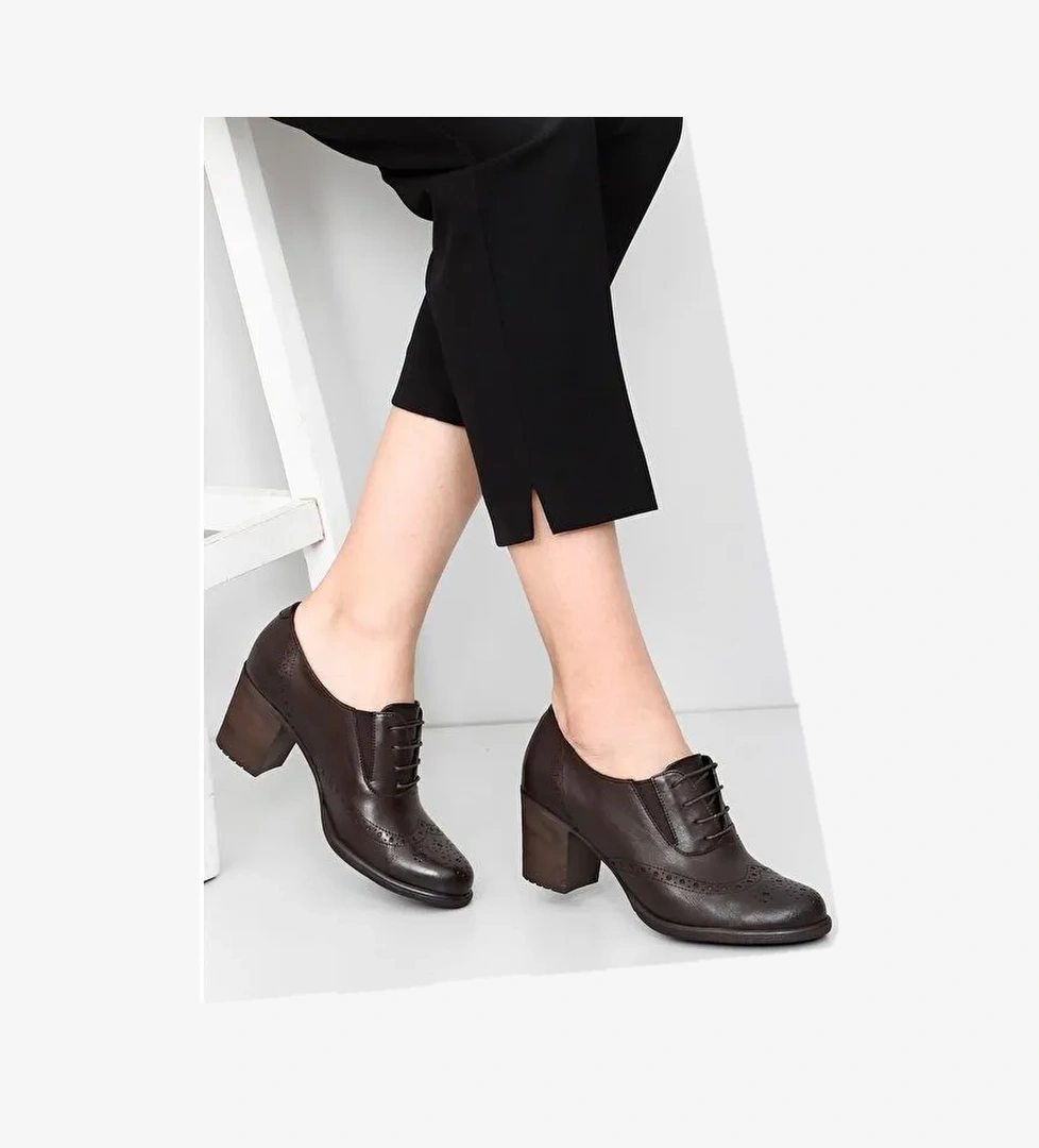 KAHVERENGİ Hakiki Deri Yuvarlak Burun Kalın Orta Topuklu Kauçuk Taban Bağcıklı Kadın Ayakkabı 24040