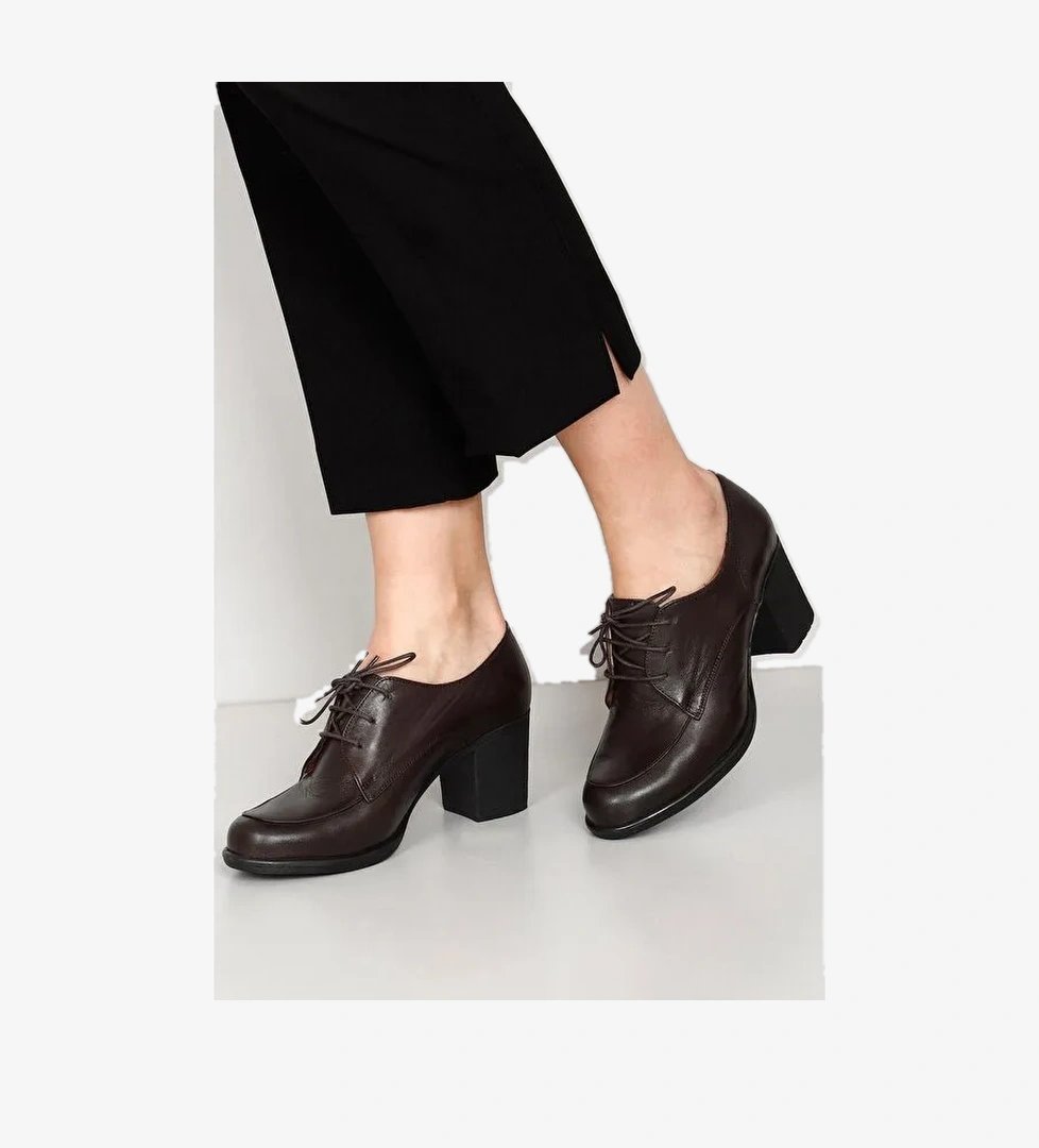 KAHVERENGİ Hakiki Deri Yuvarlak Burun Kalın Orta Topuklu Kauçuk Taban Bağcıklı Kadın Ayakkabı 24071 - Görsel 1